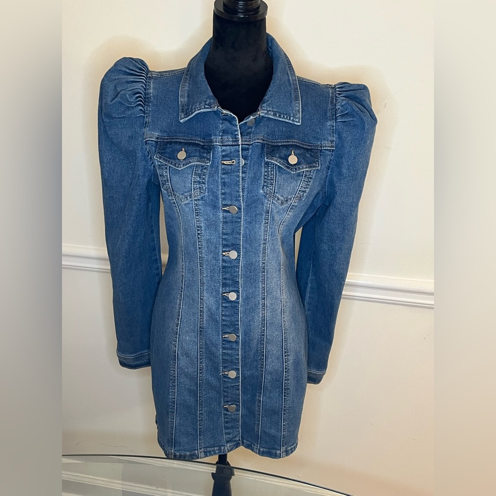 Tinseltown Junior’s Puff-Sleeve Denim Dress. Size medium.